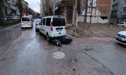 Önce seyir halindeki araca, ardından park halindeki hafif ticari araca çarptı