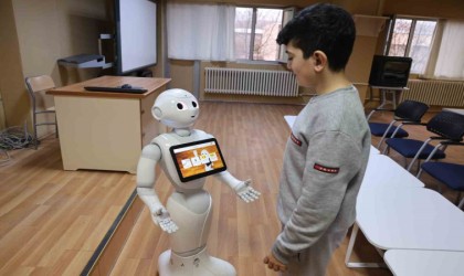 Otizmli çocuklar insansı robot Pepper ile öğrenecek