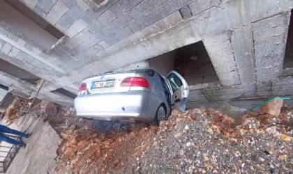 Otomobil, inşaat ile istinat duvarı arasındaki boşluğa düştü