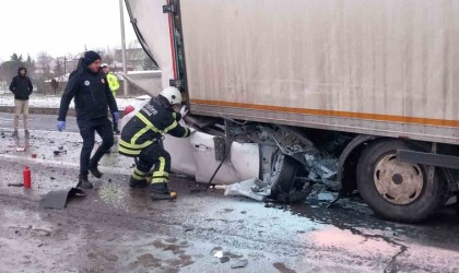 Otomobil kamyona ok gibi saplandı: 1 ölü