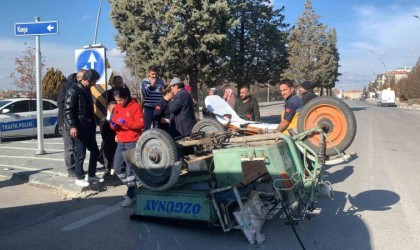 Otomobille çarpışan 3 tekerli motosiklet yol ortasına devrildi: 2 yaralı