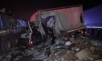 Otoyolda, emniyet şeridindeki TIR’a çarpan kamyonetin sürücüsü yaralandı