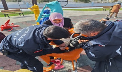 Parkta oyun aletine sıkışan çocuğu itfaiye ekipleri kurtardı