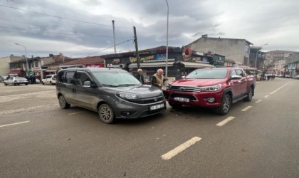 Pazaryerinde meydana gelen trafik kazasında şans eseri yaralanan olmadı