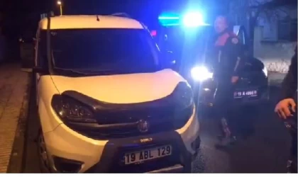 Polis otosuna çarpıp kaçan hafif ticari aracın alkollü sürücüsü evinde yakalandı