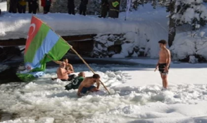 Rize’de ’Kış Yüzme Şenliği’nde buzla kaplı gölde yüzdüler