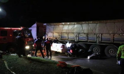 Şanlıurfa’da, otomobil TIR’ın altına girdi: 3 ölü, 2 yaralı