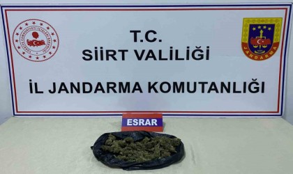 Siirtte bir yolcunun üstünde 220 gram esrar ele geçirildi