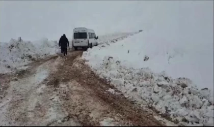 Siirt’te karda mahsur 6 araçtaki 15 kişi kurtarıldı