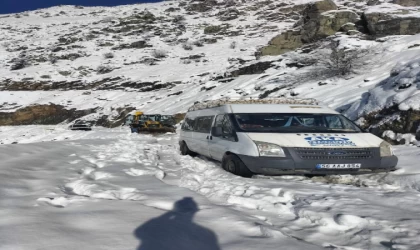 Siirt’te karda mahsur kalan minibüsteki 6 kişi kurtarıldı