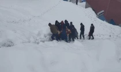 Siirt’te kardan kapalı yol 3 saatte açıldı, kalp hastası kadın hastaneye kaldırıldı