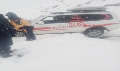 Siirt’te yolda mahsur kalan ambulansı karla mücadele ekipleri kurtardı