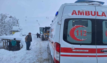 Siirtte yolu kardan kapanan mezrada rahatsızlanan hamile kadın hastaneye ulaştırıldı