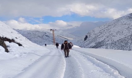 Şırnakta elektrik arızasının giderilmesi için köylüler ekiplere yardımcı oldu