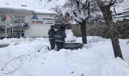 Şırnakta enerji şirketi ekipleri karlı yolları aşıp elektrik arızalarını gideriyor