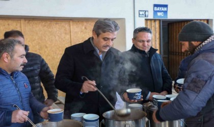 Soğuk havada pazarcı esnafının içini ısıttı