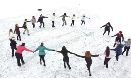 Sporculardan Çıldır Gölü’nde buz dansı