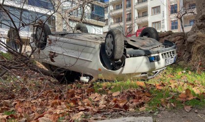 Takla atıp bahçeye düşen otomobilden burnu kanamadan kurtuldu