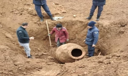 Tarlasında tarihi olduğu düşünülen küp buldu