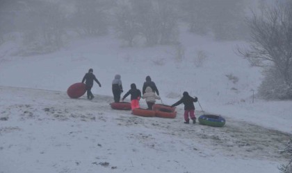 Tatilin keyfini kayarak çıkardılar: Şambrellerle doyasıya eğlendiler