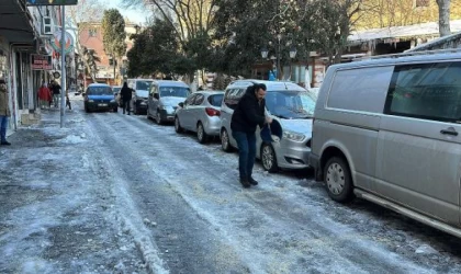 Tekirdağ’da kar sonrası buzlanma; esnaf yollara tuz döktü