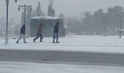 Tekirdağda yoğun kar tipiyle sürüyor: Vatandaşlar yürümekte güçlük çekti