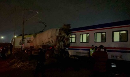 Tekirdağda yolcu treni beton mikseri ile çarpıştı