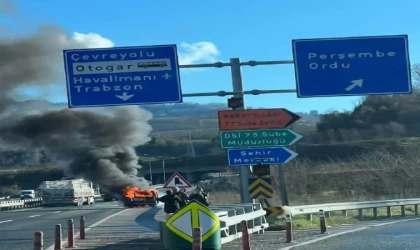 Torununu hastaneye götürürken alev alan aracı yandı