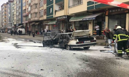 Trabzonda araç sokak ortasında alev alev yandı