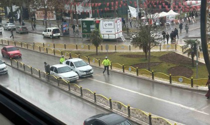 Trafikte arızalanan aracın yardımına polis ekipleri yetişti