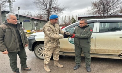 Yaralı atmacaya jandarma ekipleri sahip çıktı