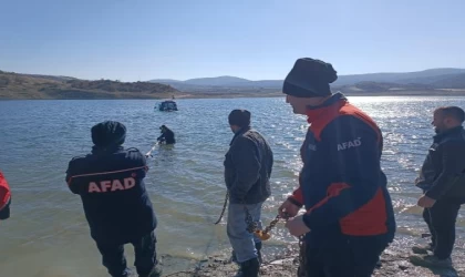 Yıkamak için traktörünü göle soktu, çıkartamadı