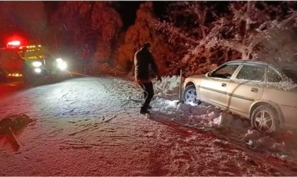 Yolda kalan iki araç ekipler tarafından kurtarıldı