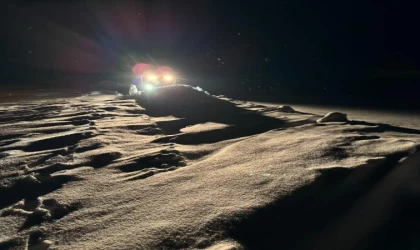 Yolu kapanan mezrada rahatsızlanan hamile kadın, paletli ambulansla alınıp, hastaneye ulaştırıldı