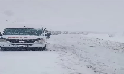 Yüksekova- Şemdinli kara yolunda kara saplanan araçtakiler kurtarıldı