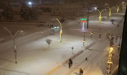 Yüksekova’da 180 yerleşim yerinin yolu kardan kapandı