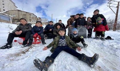 Yüksekovada kar yağışına en çok çocuklar sevindi