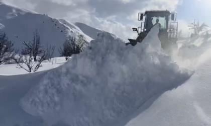 Yüksekovada köy ve mezra yolları bir bir açılıyor