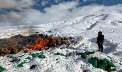 Yüksekovada tarihi geçmiş bir kamyon gıda imha edildi