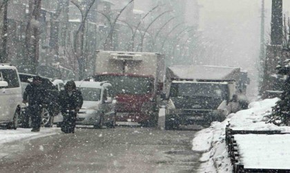 Yüksekovada yoğun kar yağışı: Uçak seferleri iptal edildi