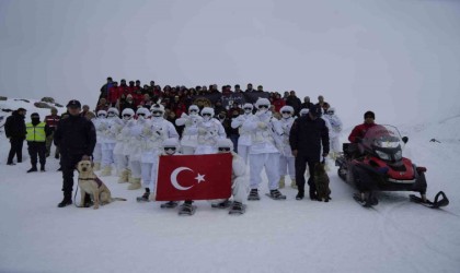 Zigana Dağında JAK timlerinden üniversite öğrencilerine çığda arama eğitimi