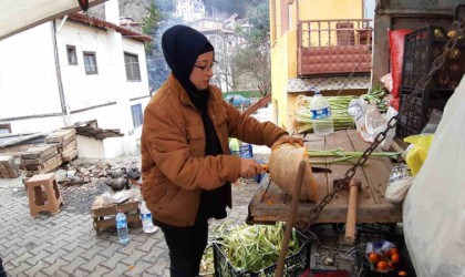 18 yaşındaki genç kız 7 yaşından beri pazar tezgahının başında