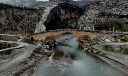 Adıyamandaki tarihi köprü depremlere meydan okuyor