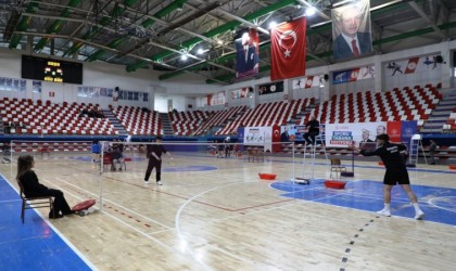 Ağrıda gençler badmintonta yarıştı