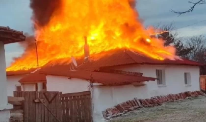 Amasya’da tek katlı ev, yangında kullanılamaz hale geldi