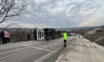 Amasyada tır yan yatarak devrildi