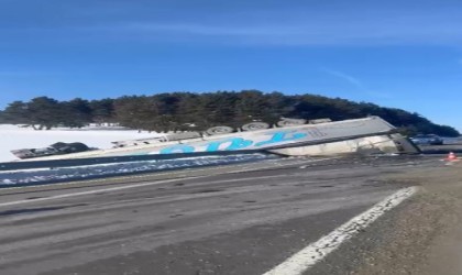 Ardahanda buzlanma nedeniyle tır devrildi, yol kısa süreli ulaşıma kapatıldı