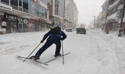 Ardahanda sokakta kayak keyfi