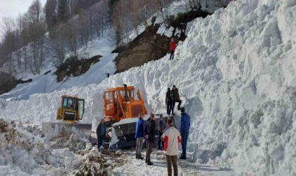 Artvinde çığ altında kalan iş makinesi 10 gün sonra çıkartıldı