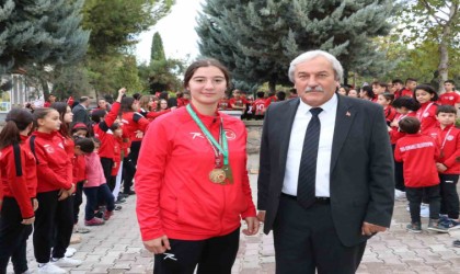 Avrupa Şampiyonasına hazırlanan sporcuyu yalnız bırakmadı